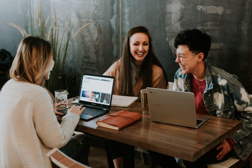 Jóvenes usando Chromebooks, el ordenador portátil de Google